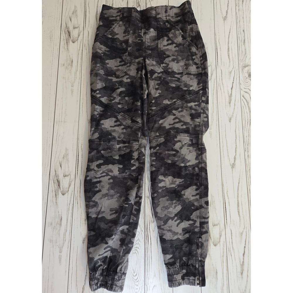 SPANX Twill Camo Cargo Jogger Pants Women's Medium Elastic Waist Zipper Ankle